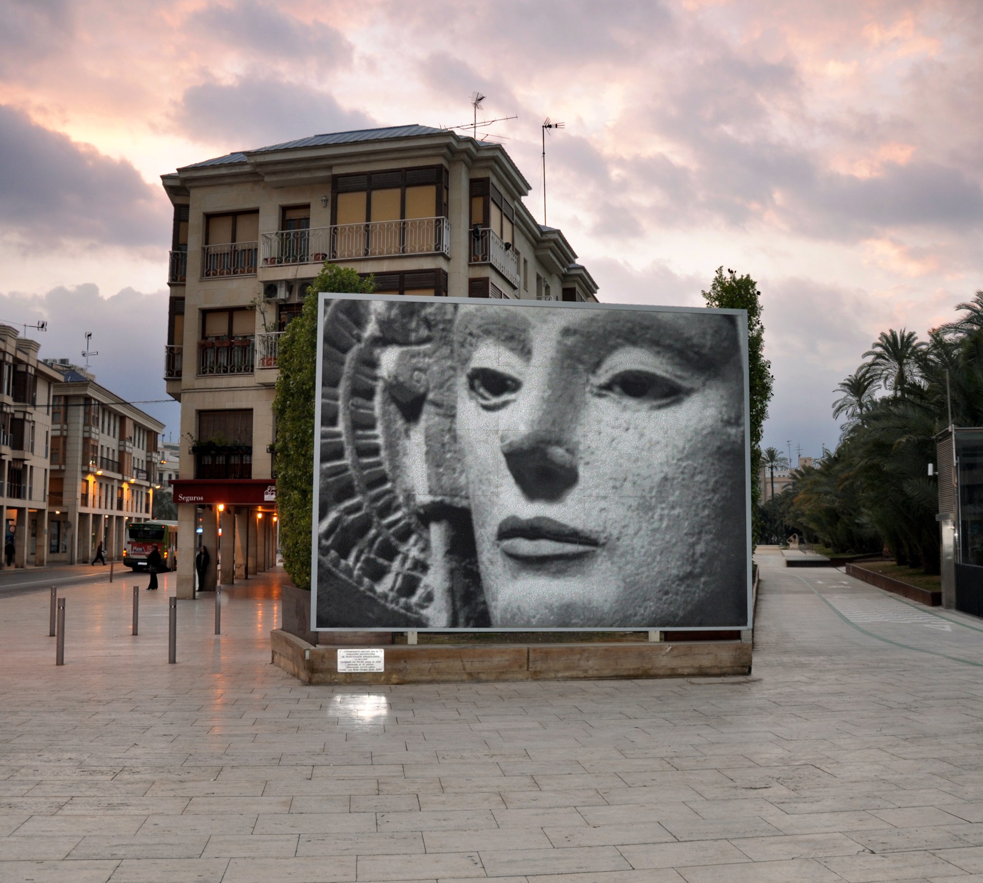 Mosaico de la Dama de Elche instalado en una plaza