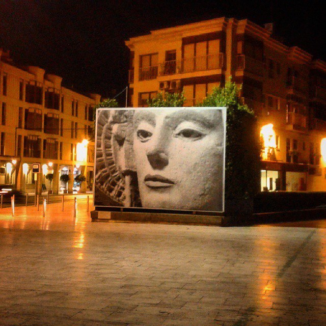 Mosaico terminado de la Dama de Elche instalado y fotografiado de noche