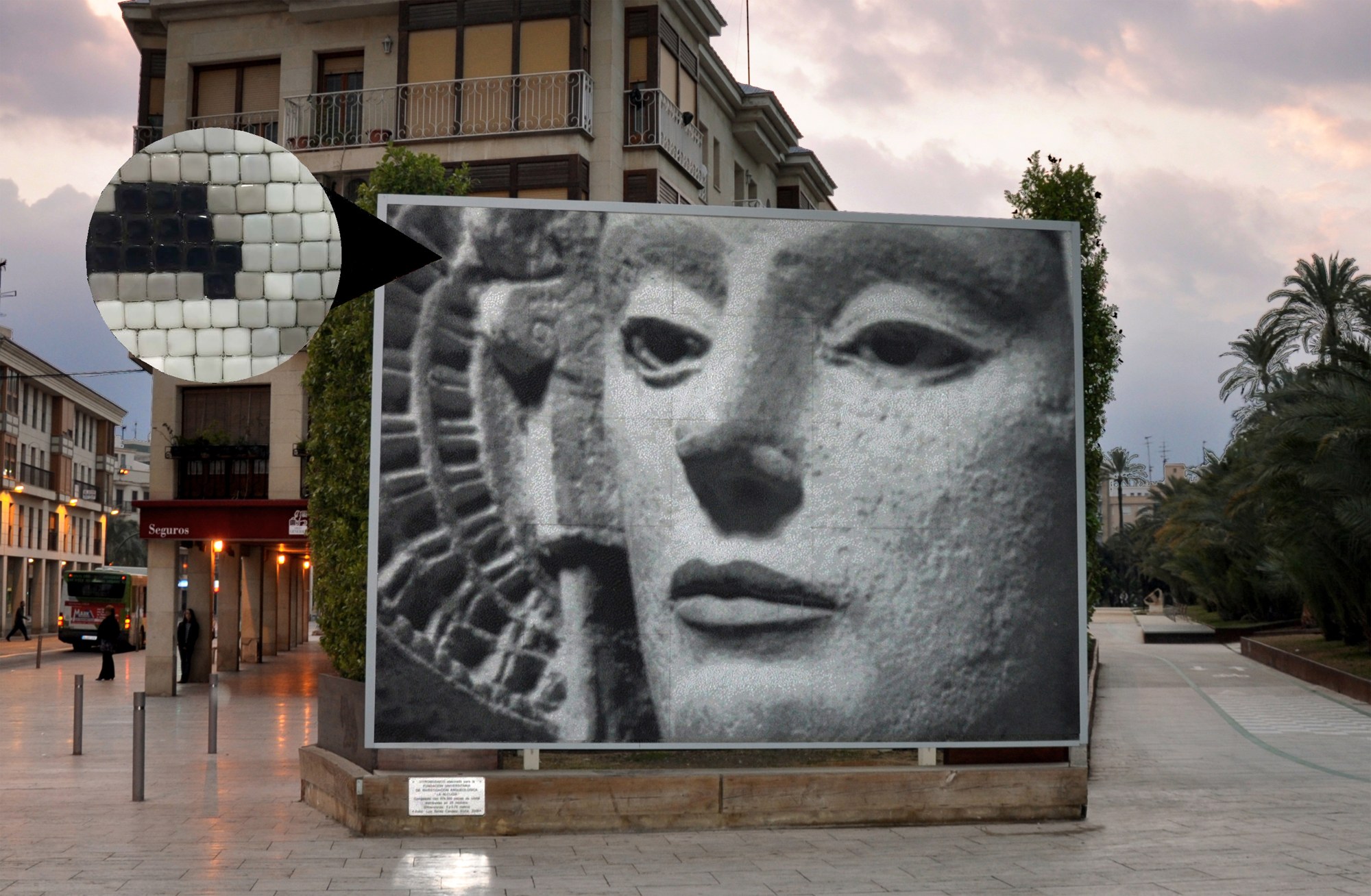 Mosaico de la Dama de Elche con una ampliación de sus teselas